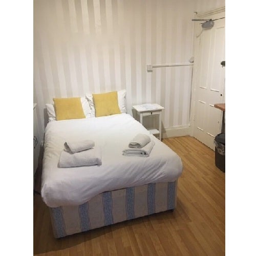 Flat Stanwick Road in Greater London