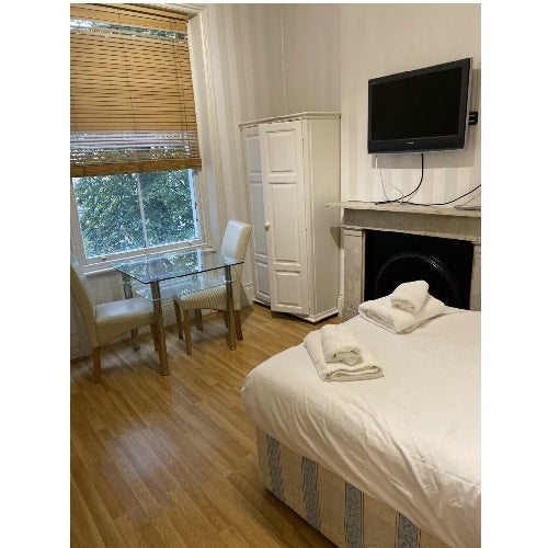 Flat Stanwick Road in Greater London