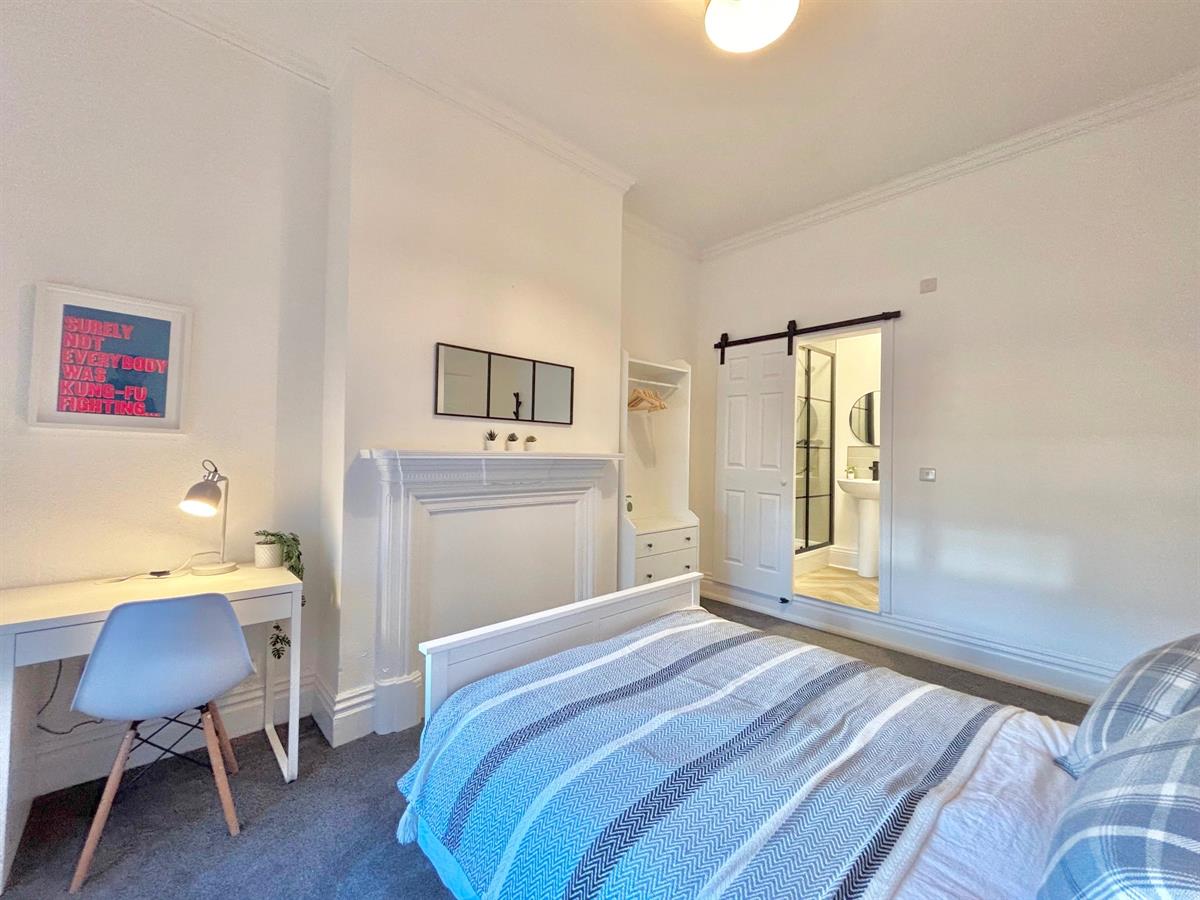 Room Hawes Court in Bedford