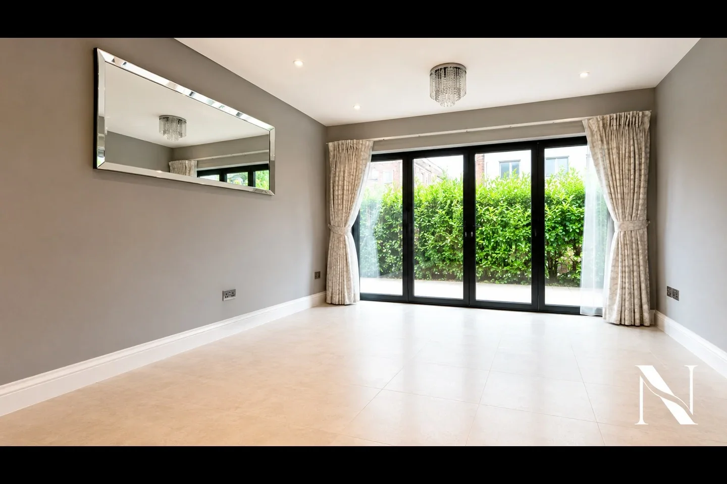Flat Grovelands Road in Greater London