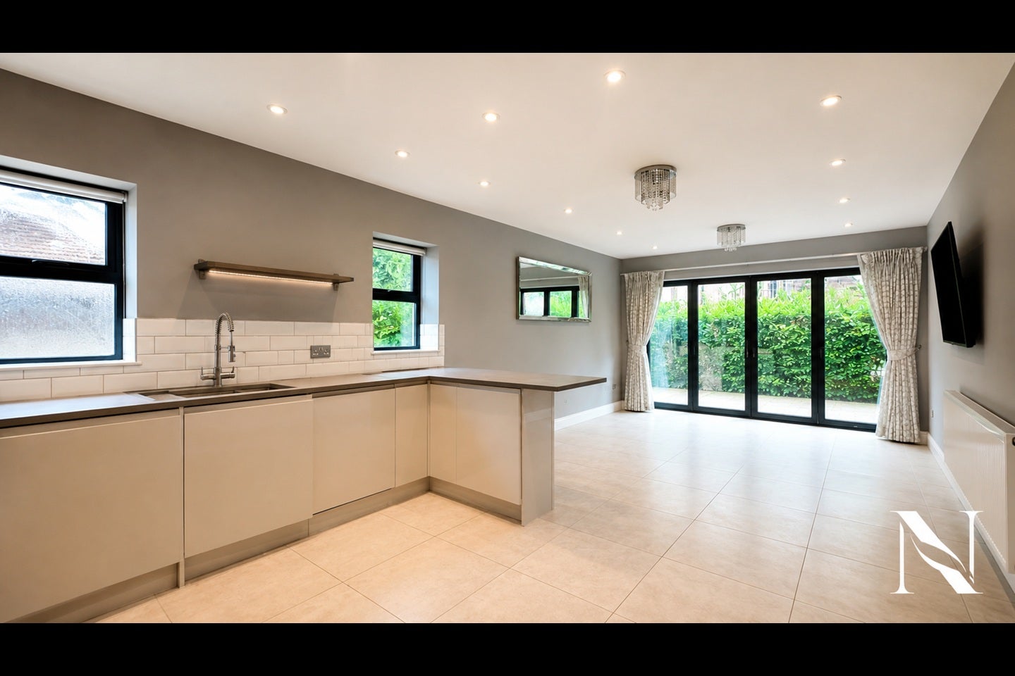 Flat Grovelands Road in Greater London