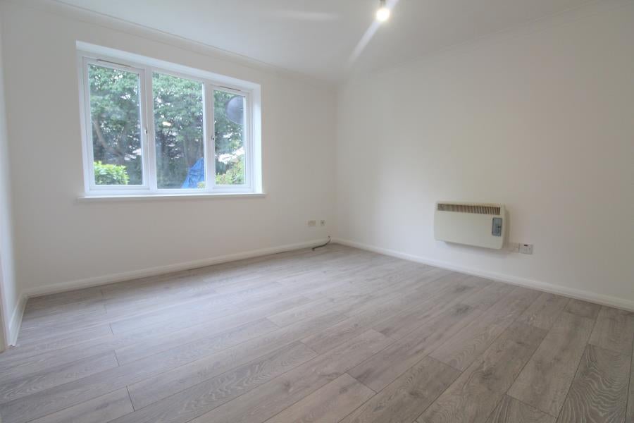 Flat De Mandeville Court in Greater London