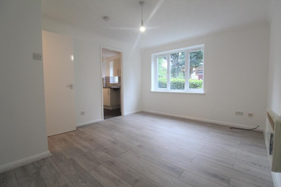 Flat De Mandeville Court in Greater London