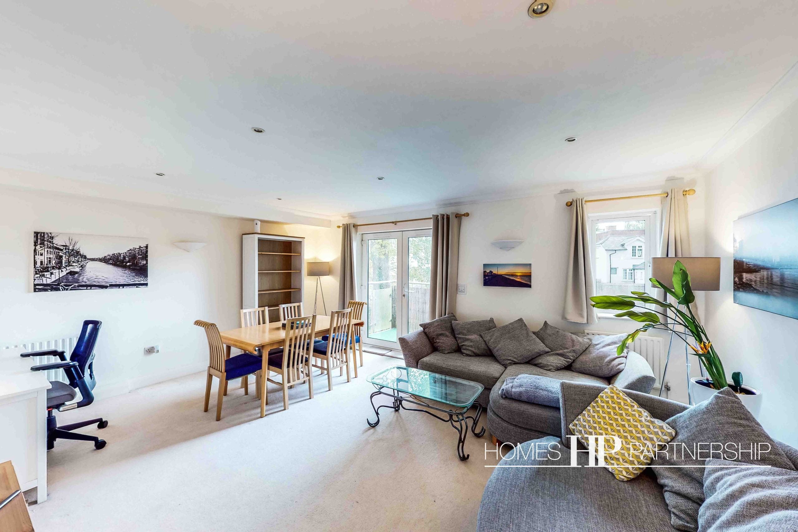 Flat Turners Hill Road in Crawley