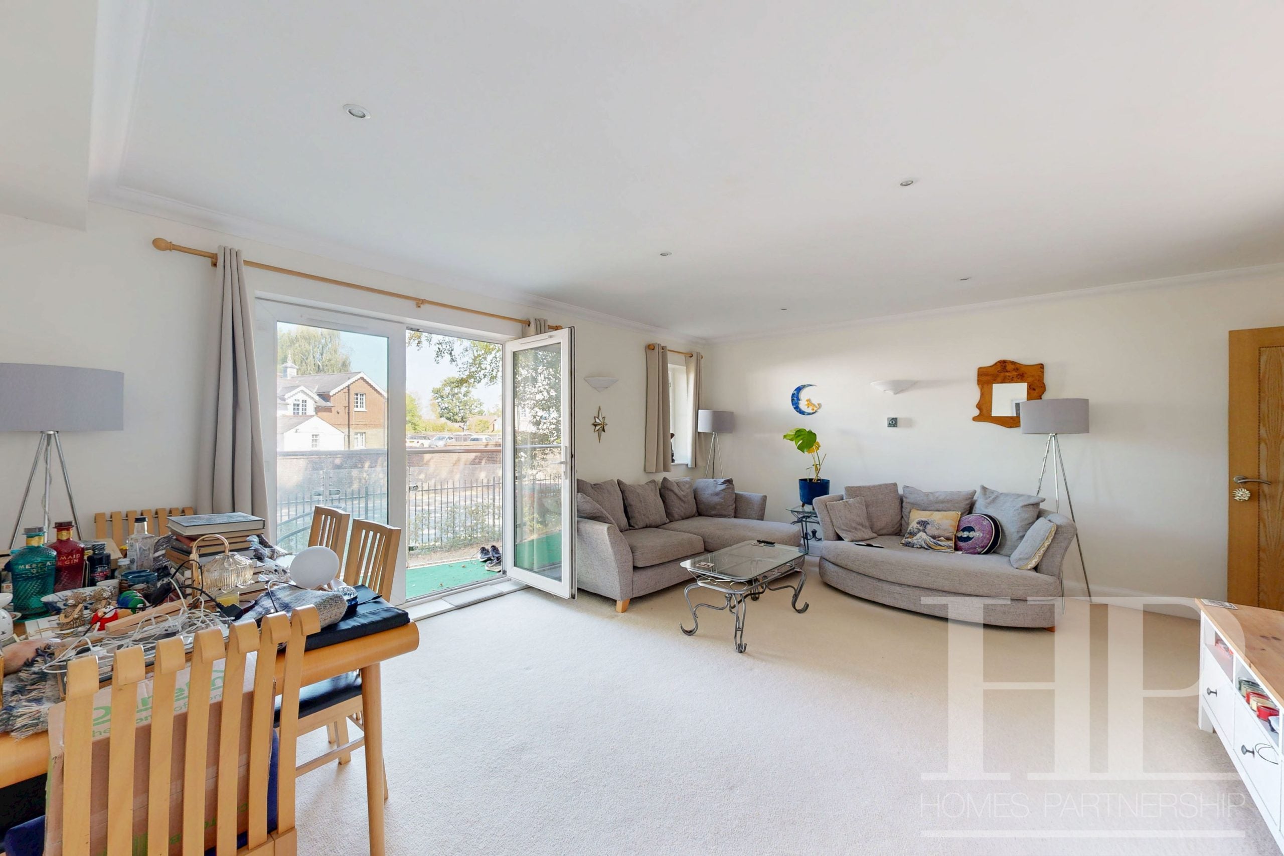 Flat Turners Hill Road in Crawley