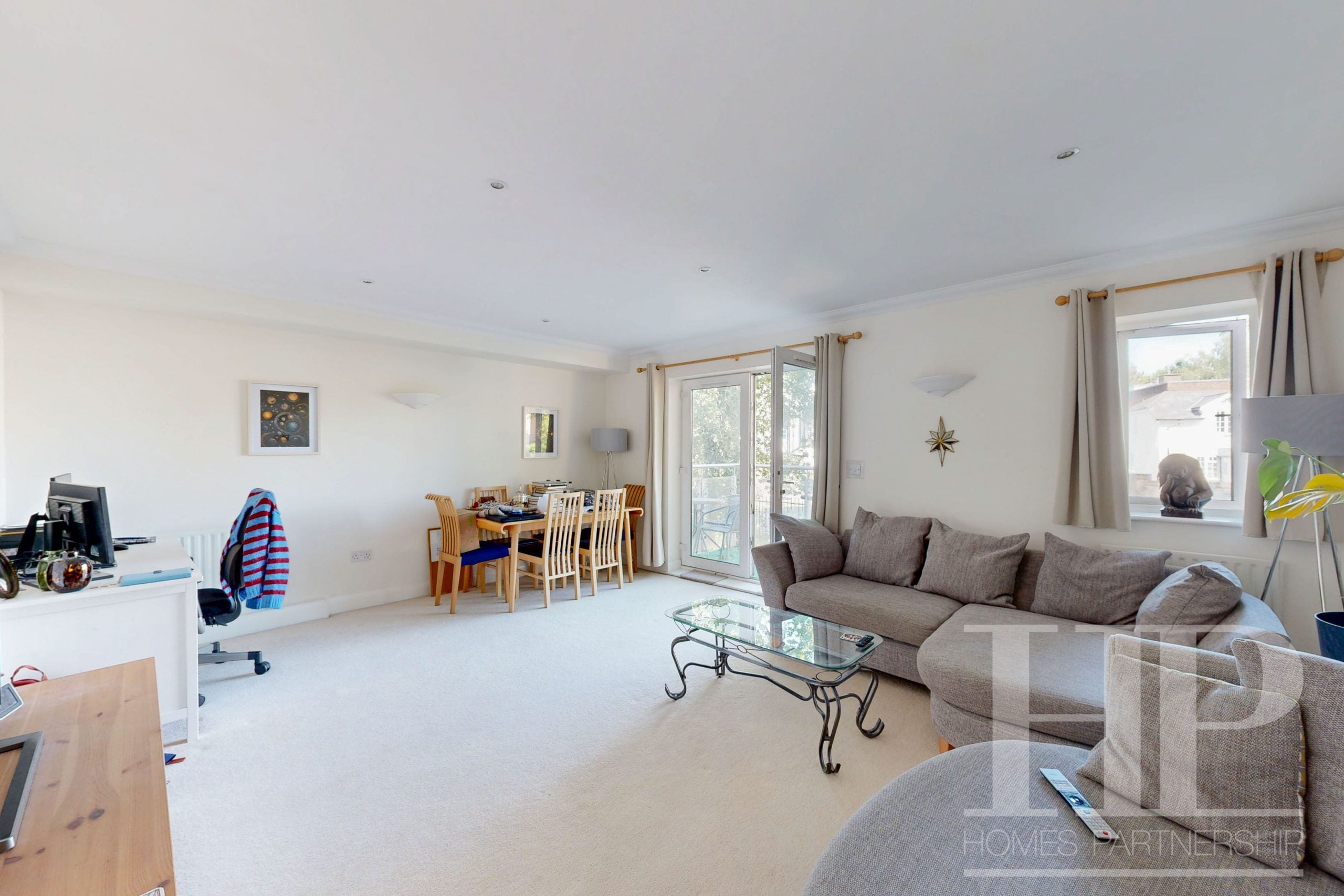 Flat Turners Hill Road in Crawley