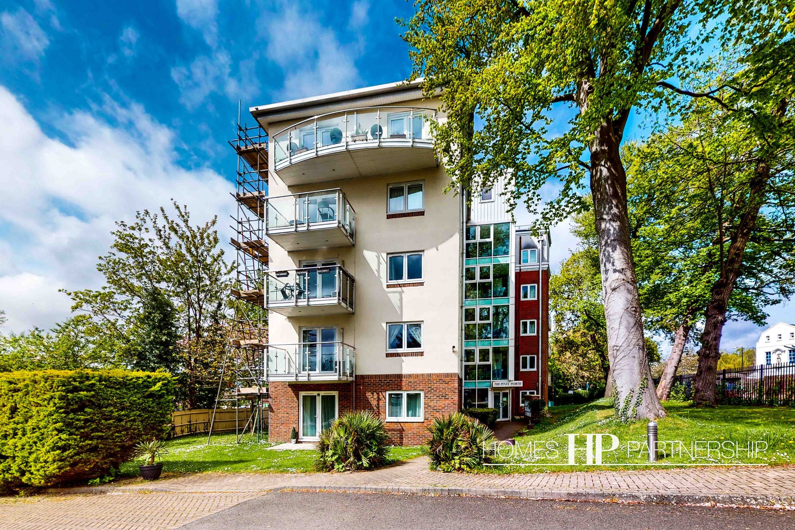 Flat Turners Hill Road in Crawley