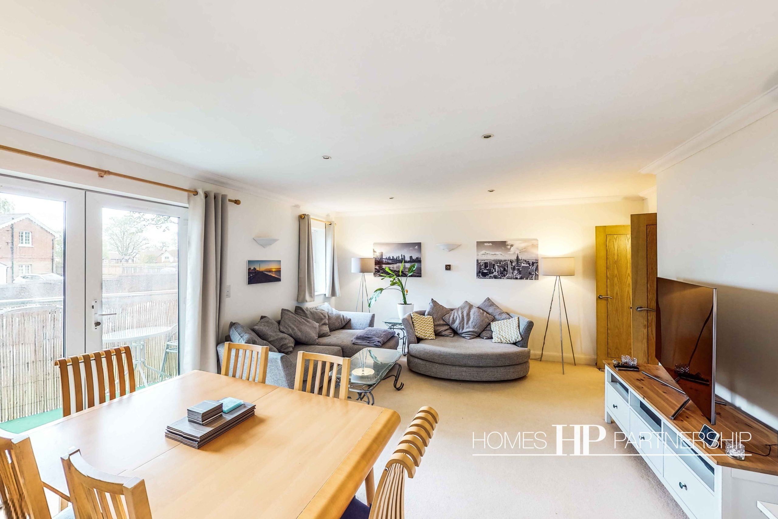 Flat Turners Hill Road in Crawley