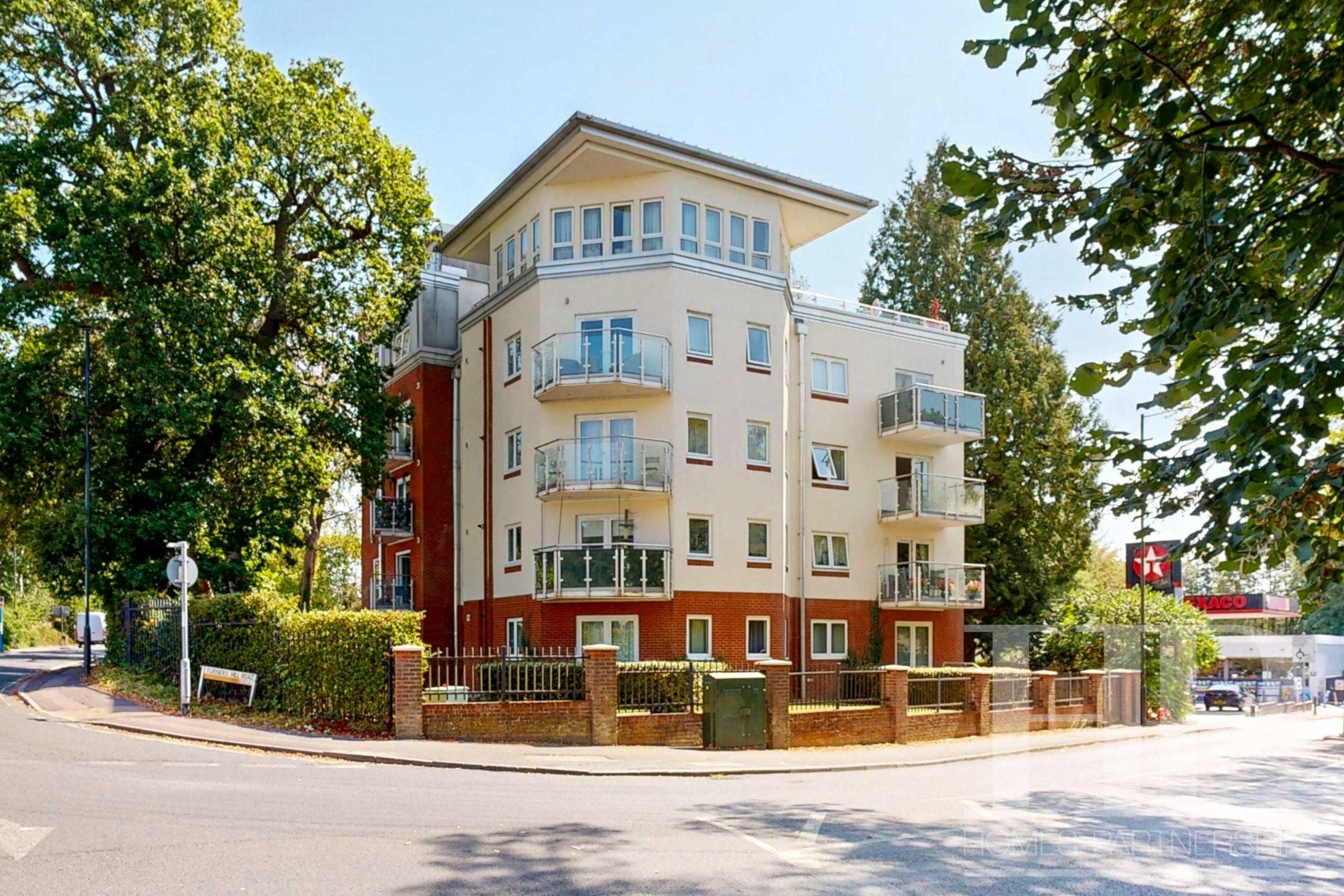 Flat Turners Hill Road in Crawley