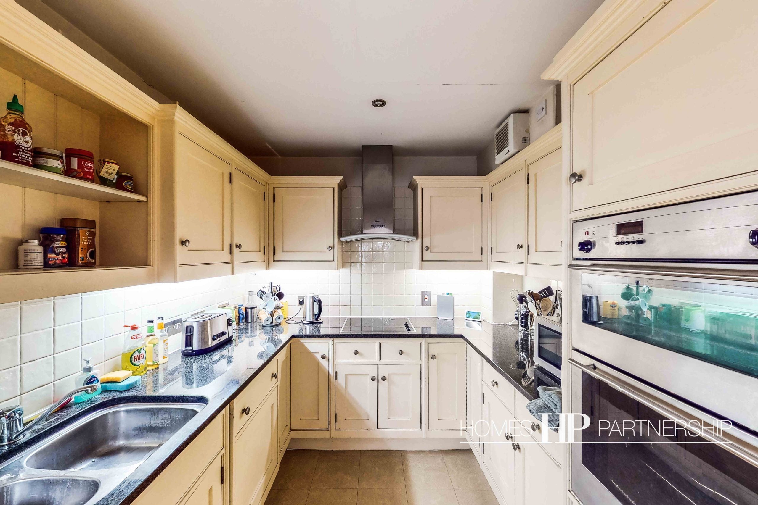 Flat Turners Hill Road in Crawley