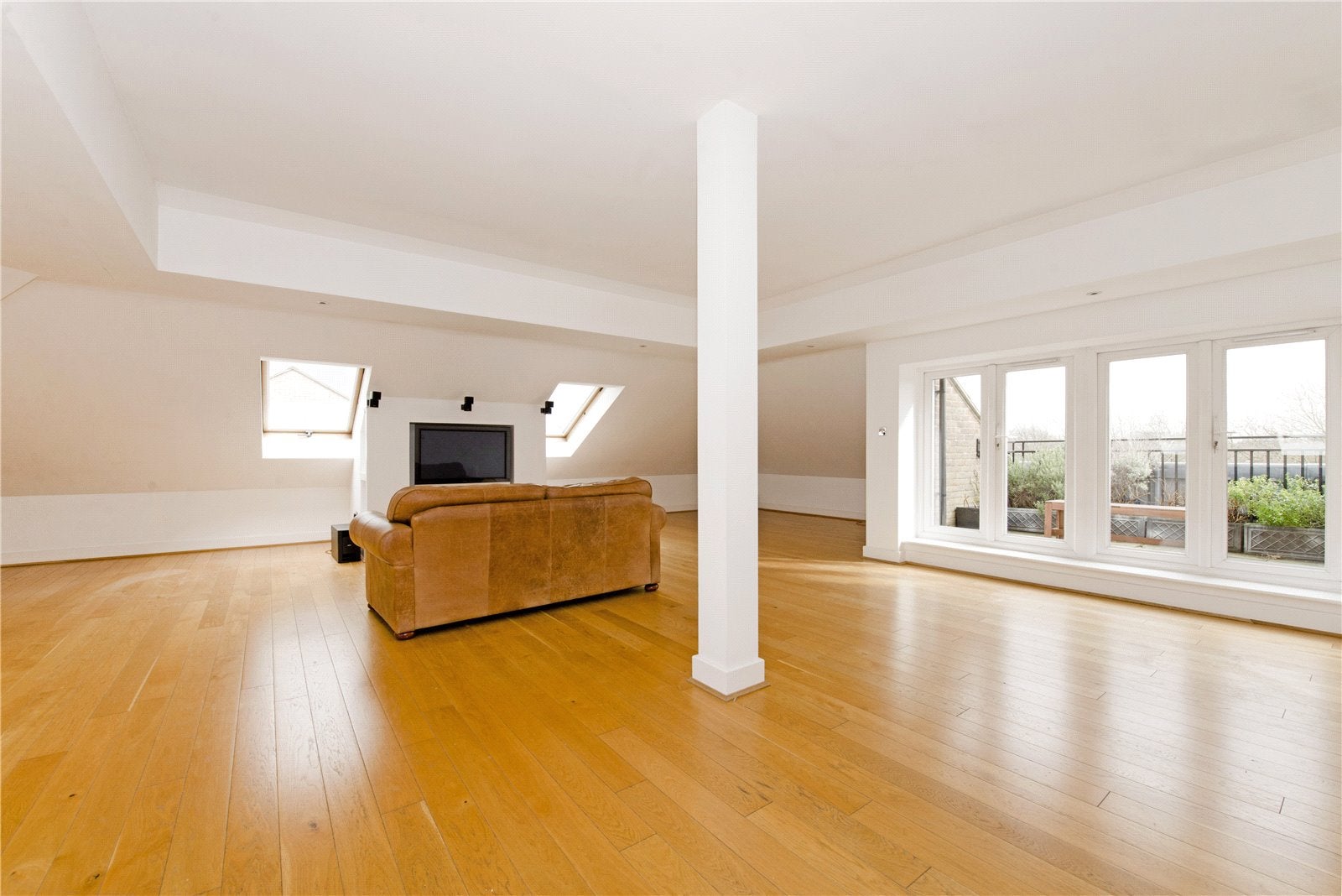 Flat Whitehall Place in City of Westminster