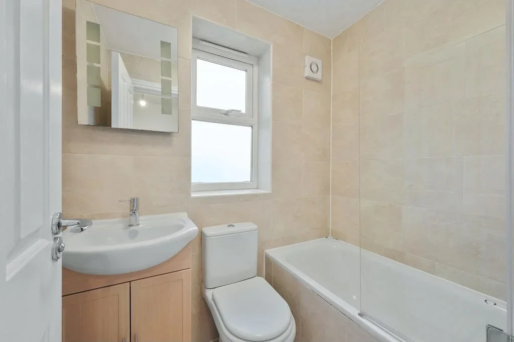 Room Hartfield Road in Greater London