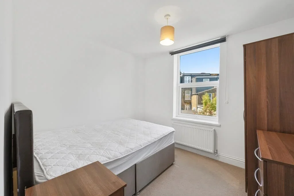 Room Hartfield Road in Greater London