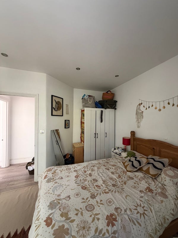 Room Tottenham Lane in Greater London