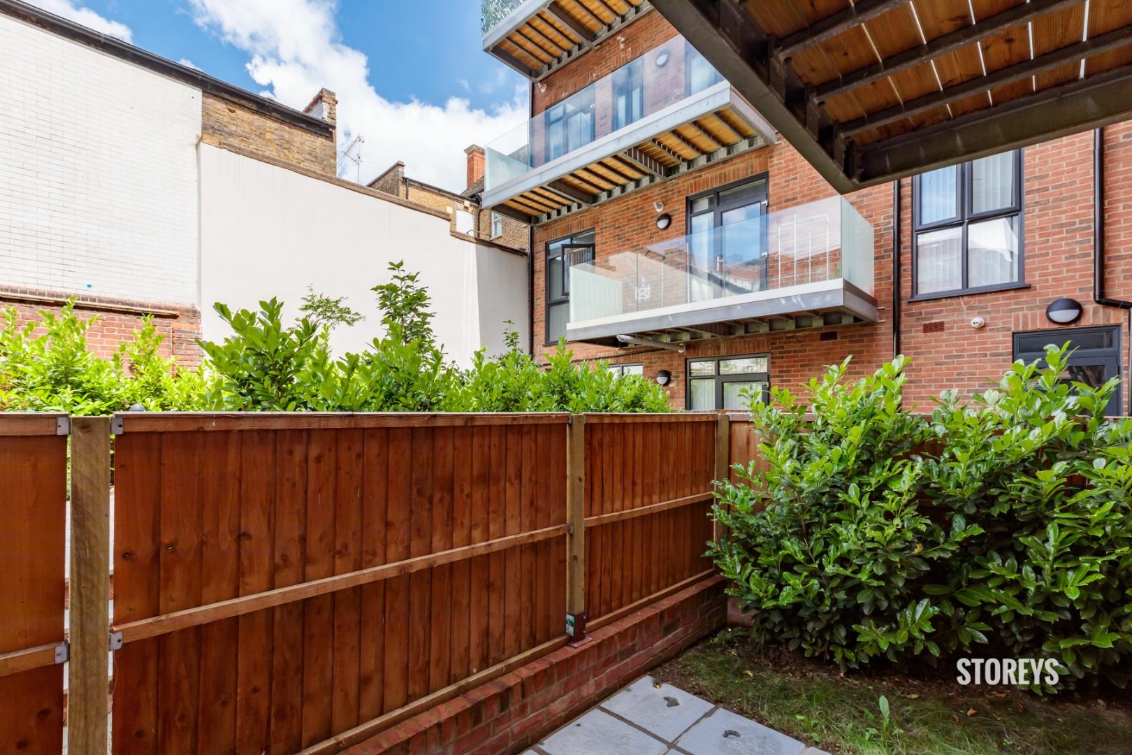 Flat Clockhouse Avenue in Greater London