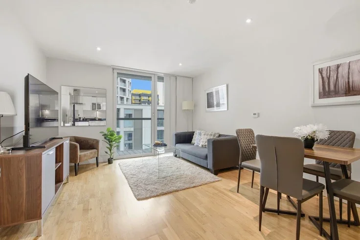 Flat Lanterns Way in Greater London