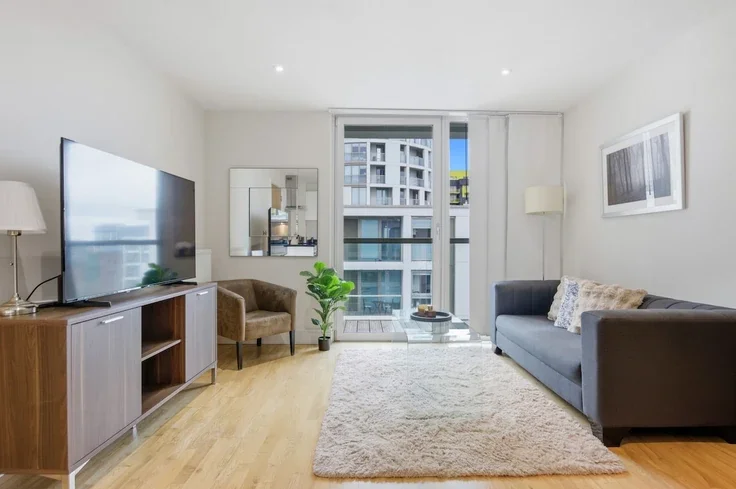 Flat Lanterns Way in Greater London