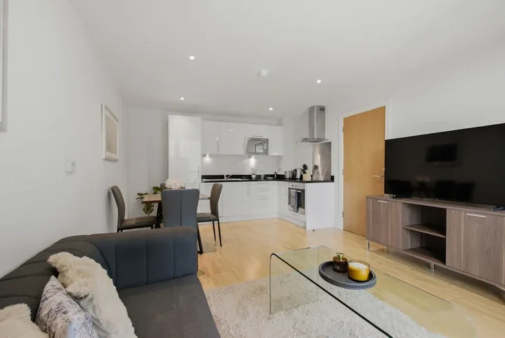 Flat Lanterns Way in Greater London