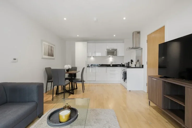 Flat Lanterns Way in Greater London