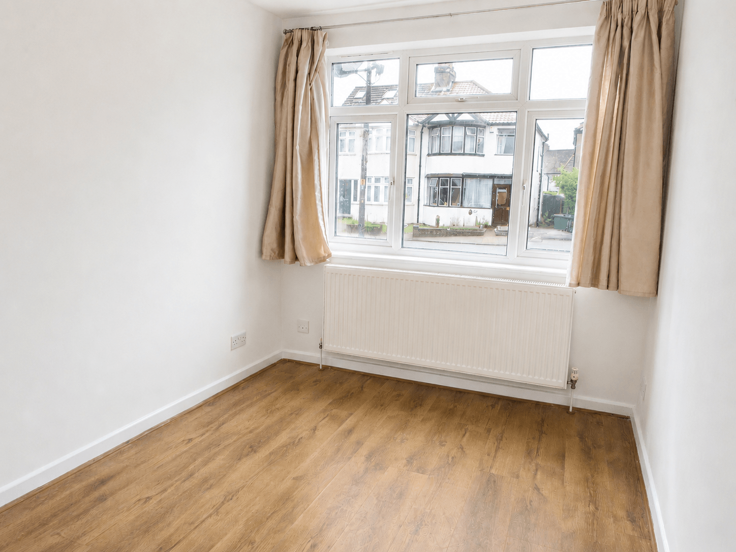 Flat Weald Lane in London