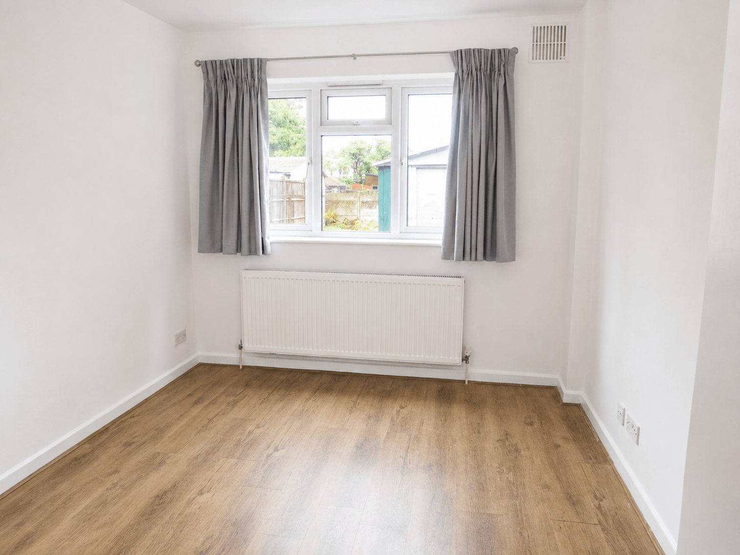 Flat Weald Lane in London