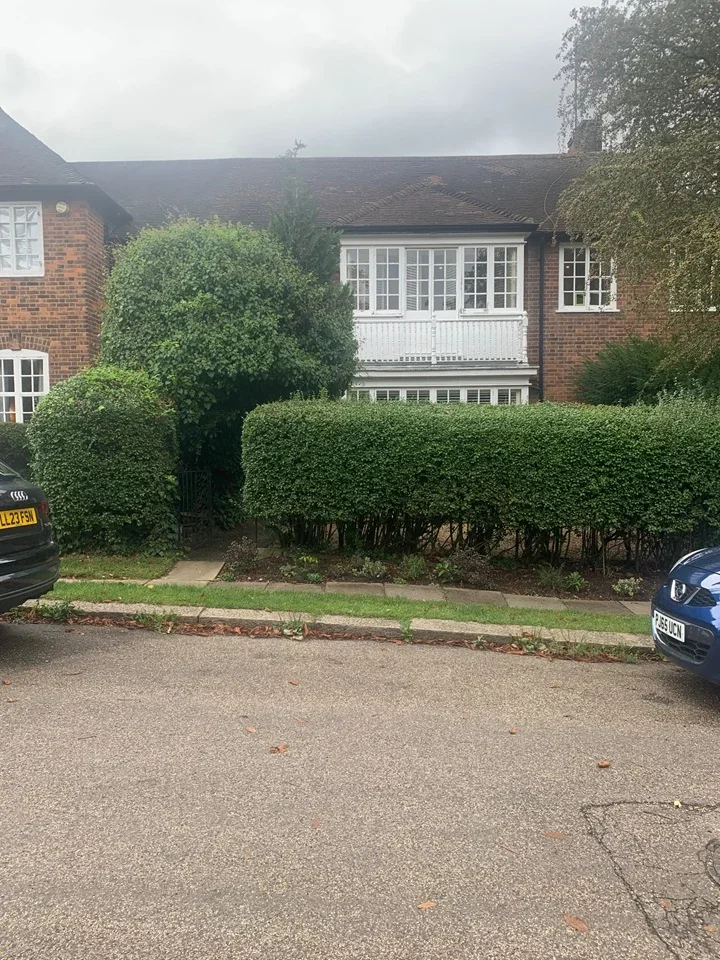 Flat Cascade Avenue in Greater London