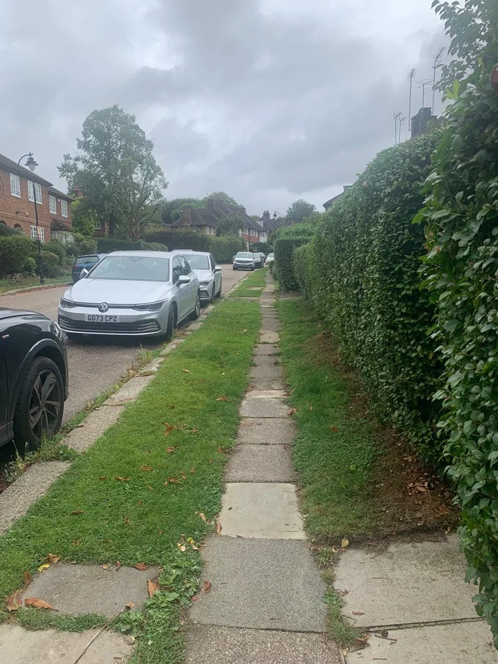 Flat Cascade Avenue in Greater London