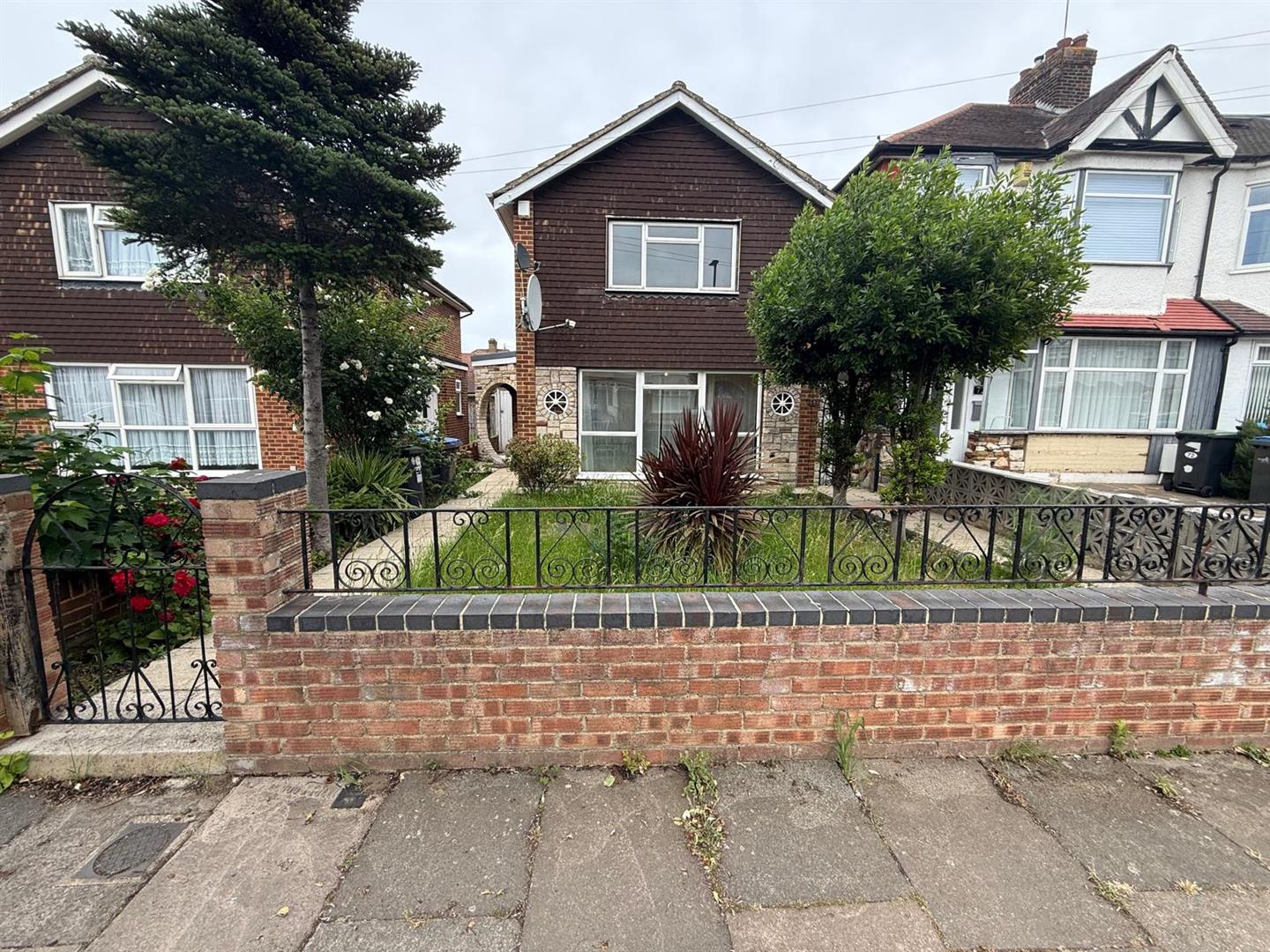 House Dorchester Avenue in Greater London