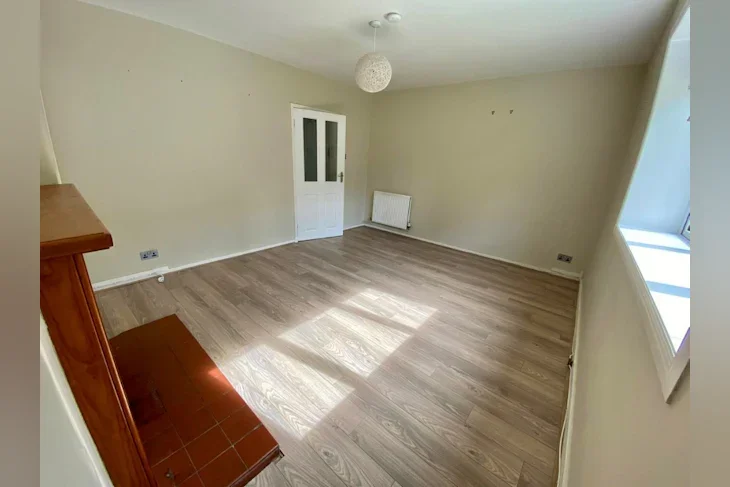 Flat Cumnor Crescent in City of Edinburgh