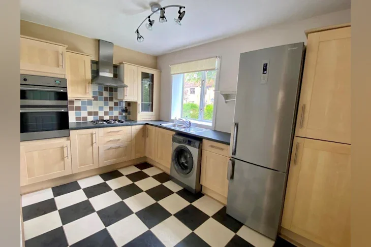 Flat Cumnor Crescent in City of Edinburgh