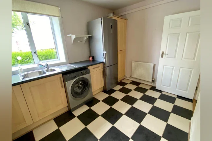 Flat Cumnor Crescent in City of Edinburgh