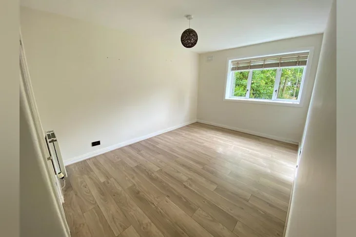 Flat Cumnor Crescent in City of Edinburgh