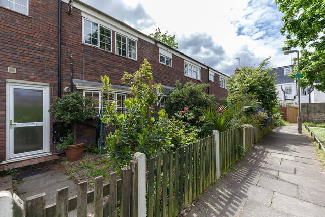 Room Acanthus Road in Greater London