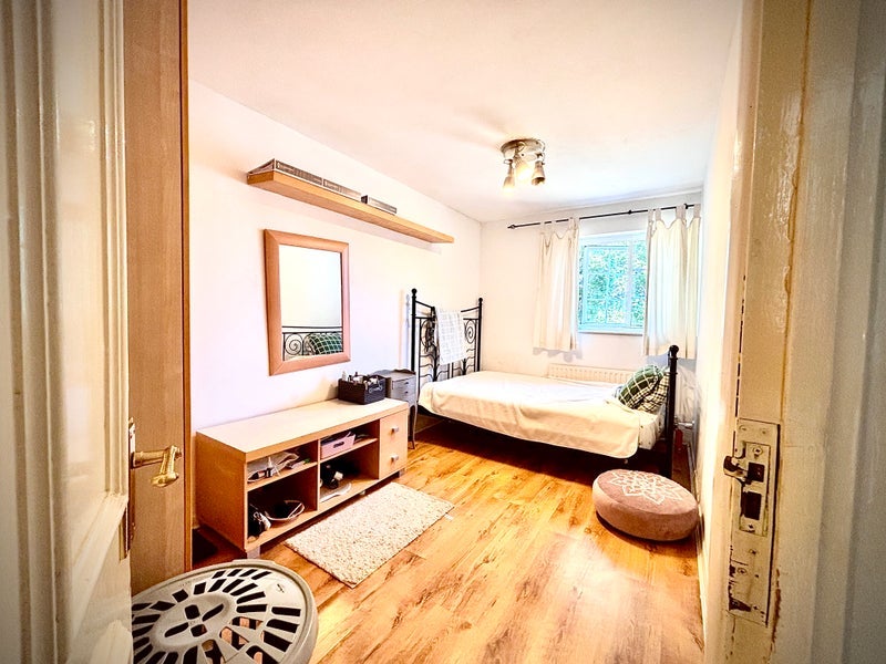 Room Acanthus Road in Greater London