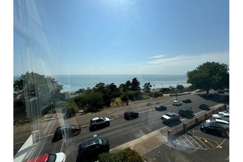 Flat Westcliff Parade in Southend-on-Sea