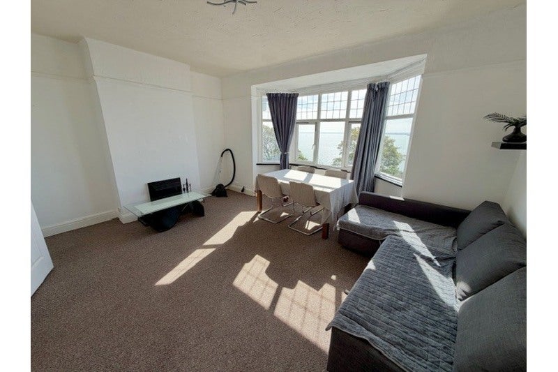 Flat Westcliff Parade in Southend-on-Sea