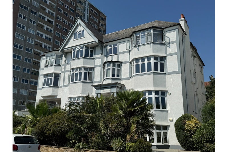 Flat Westcliff Parade in Southend-on-Sea