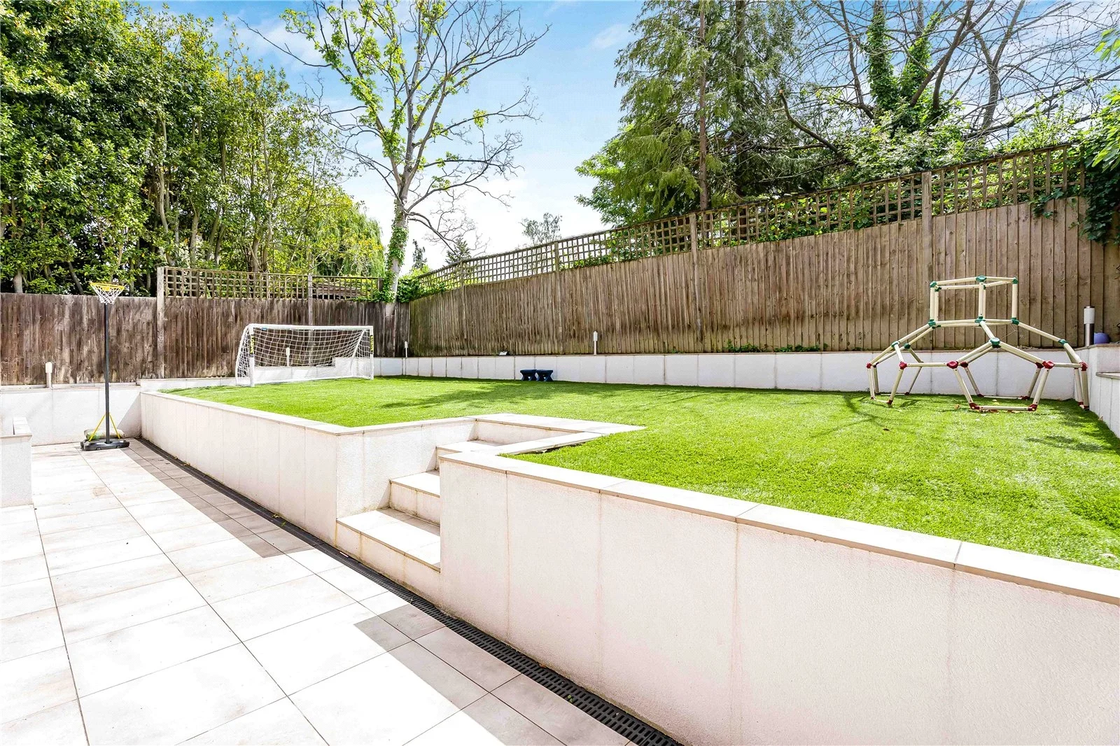 House Douglas Close in Greater London