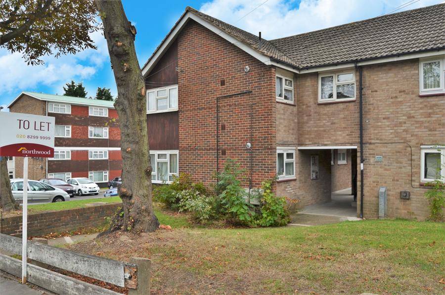 Flat Hermitage Road in Greater London