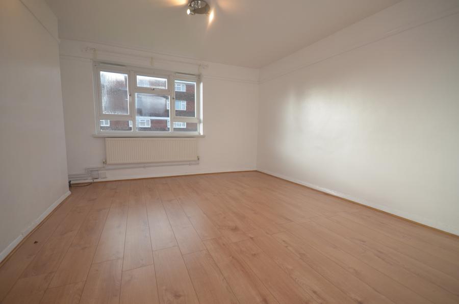Flat Hermitage Road in Greater London