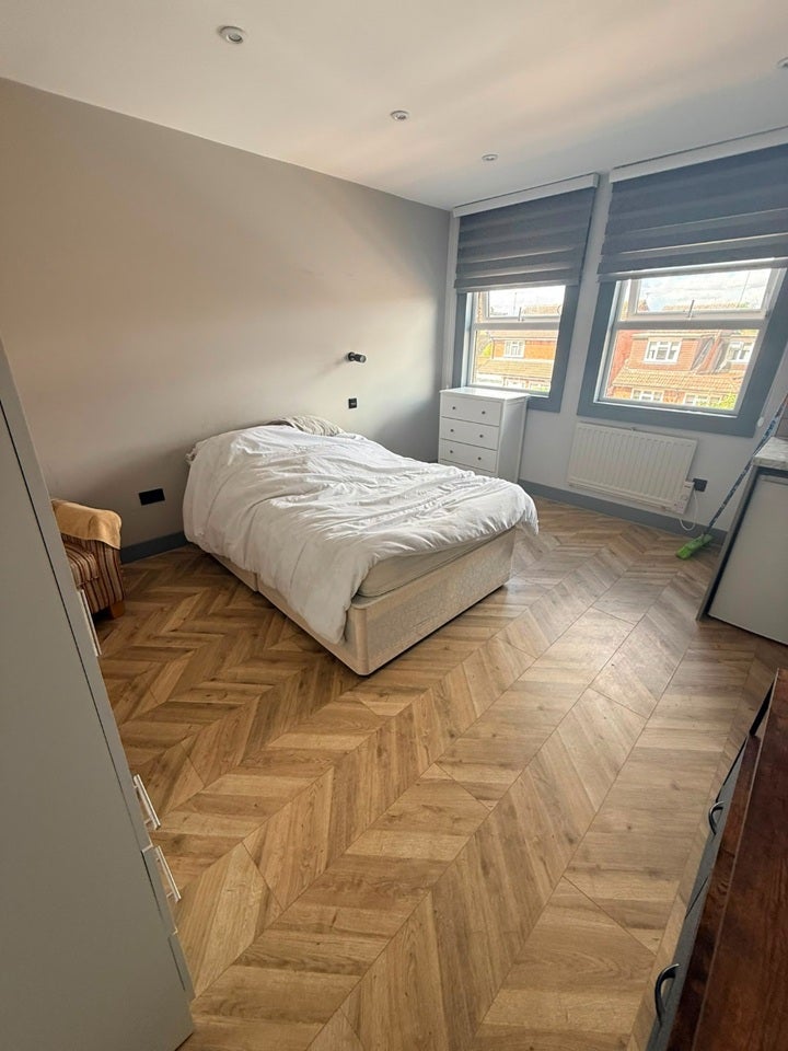 Room Oak Avenue in Borough of Runnymede