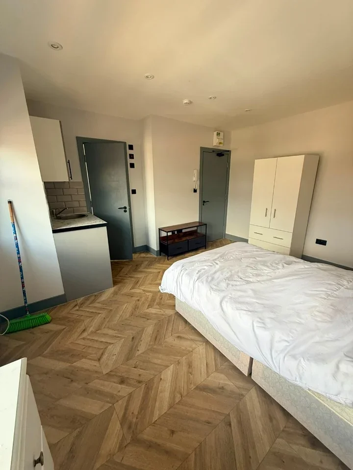 Room Oak Avenue in Borough of Runnymede