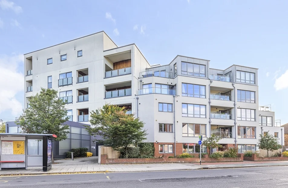 Flat Coombe Lane in Greater London