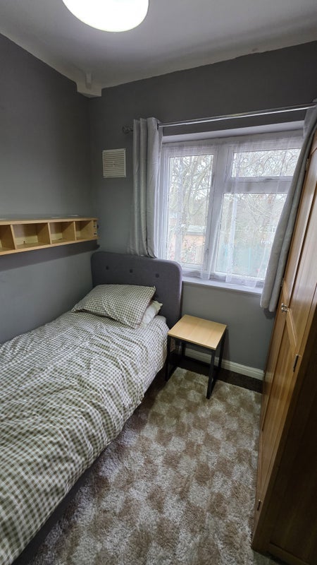 Room Dunslade Road in Birmingham