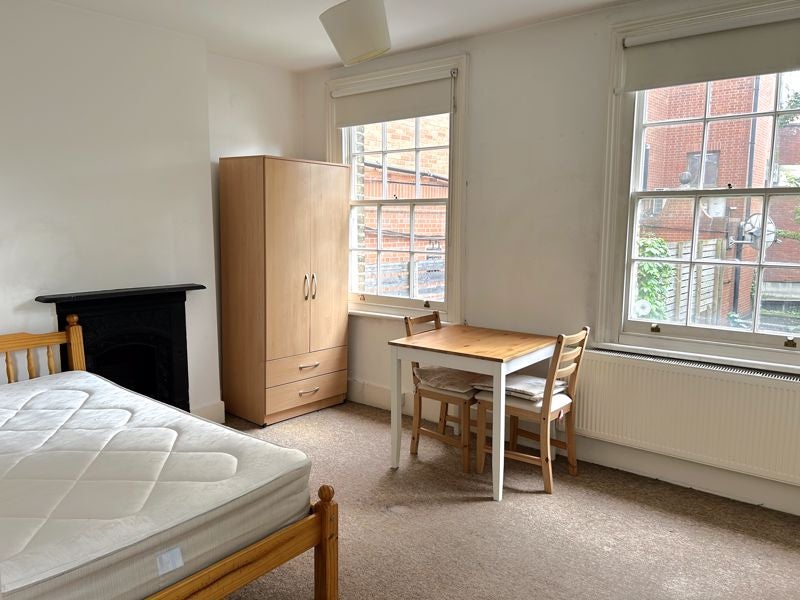 Flat College Crescent in Greater London