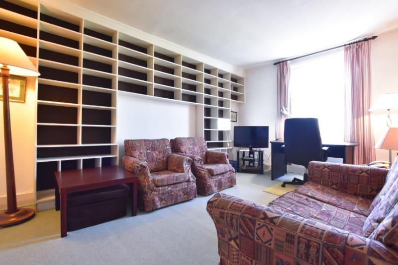 Flat Alma Square in London
