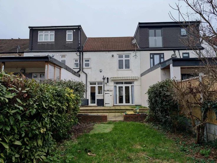 Flat Somersby Gardens in Greater London