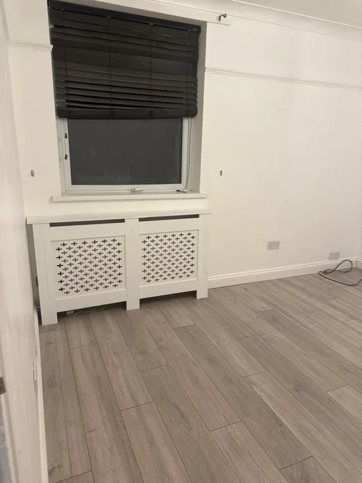 Flat Axminster Crescent in Greater London