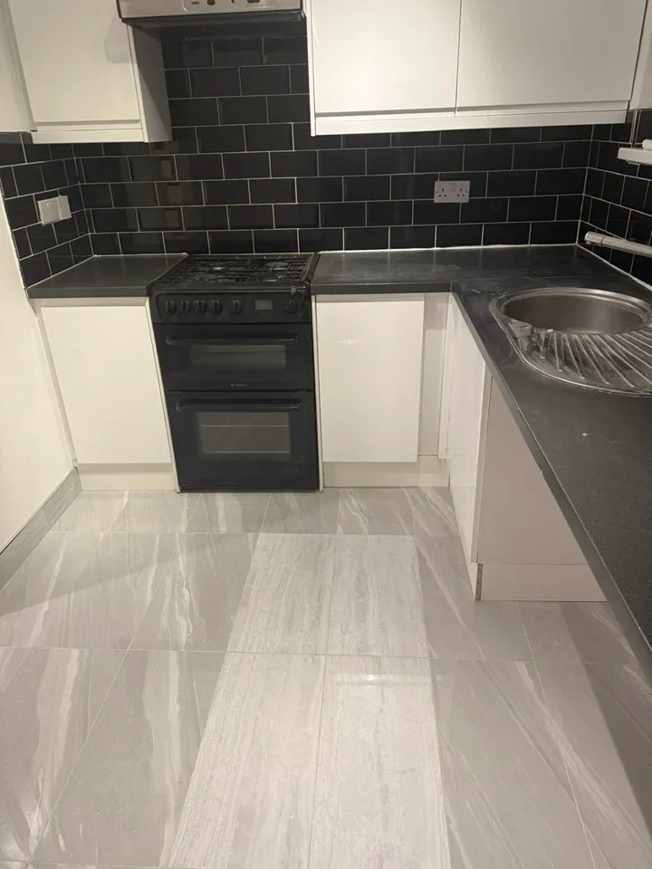 Flat Axminster Crescent in Greater London
