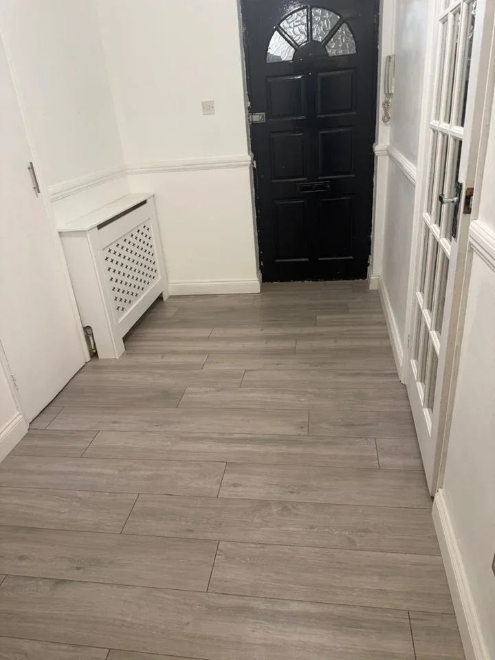 Flat Axminster Crescent in Greater London